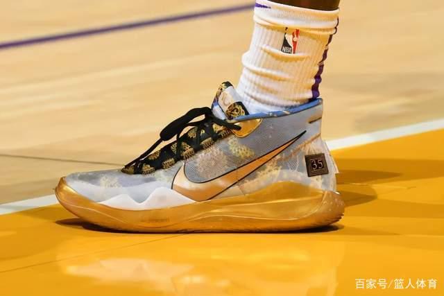 巴萨17岁小将面部受伤缝10针 赛后社交媒体晒图