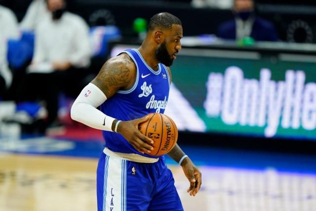 詹姆斯末节超神单节19分 湖人逆天翻盘胜快船